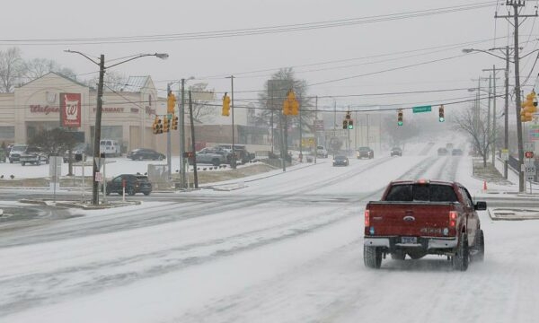 Stuhia në SHBA lë mbi 84,000 pa energji dhe anulon 10,000 fluturime