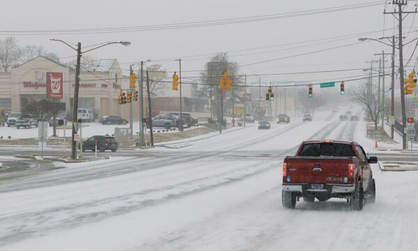 Stuhia në SHBA lë mbi 84,000 pa energji dhe anulon 10,000 fluturime