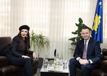 Faton Peci pret në takim këngëtaren Adelina Ismajli: Ikona e muzikës që u bë zë i lirisë dhe historisë së Kosovës