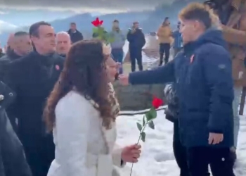 Fëmija në Reçak e uron Kurtin për fitore, i dhuron lule edhe Osmanit