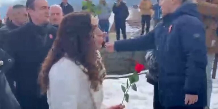 Fëmija në Reçak e uron Kurtin për fitore, i dhuron lule edhe Osmanit