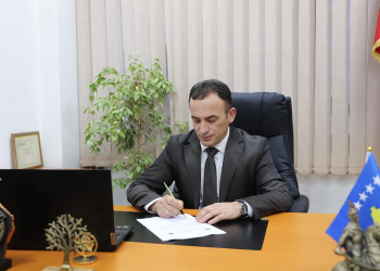 Kryetari i Obiliqit, Halil Thaçi dhuron veturën zyrtare për OVL-UÇK-në