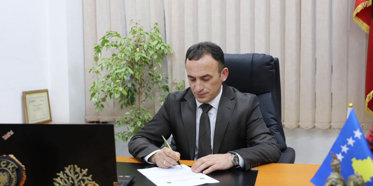 Kryetari i Obiliqit, Halil Thaçi dhuron veturën zyrtare për OVL-UÇK-në