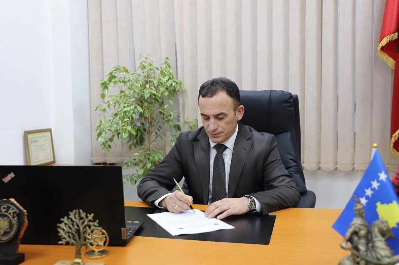 Kryetari i Obiliqit, Halil Thaçi dhuron veturën zyrtare për OVL-UÇK-në