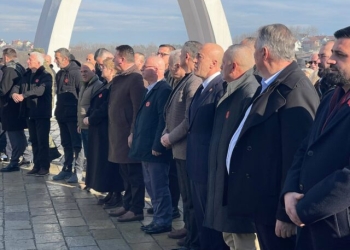 Ramush Haradinaj bën homazhe në Reçak