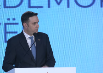 “Ik, lësho vendin” -Abdixhiku në Kuvend rikujton kërkesat për dorëheqje nga Hoti dhe Bajrami