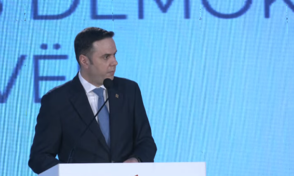 “Ik, lësho vendin” -Abdixhiku në Kuvend rikujton kërkesat për dorëheqje nga Hoti dhe Bajrami