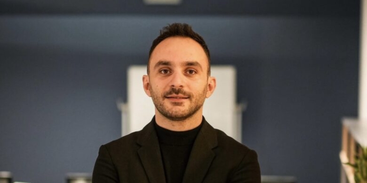 Paris Guri mbron Abdixhikun: Kritikat po vijnë nga oportunistë politikë