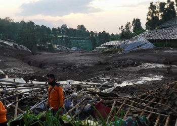 25 të vdekur pas rrëshqitjeve të dheut në Indonezi, dhjetëra persona të zhdukur