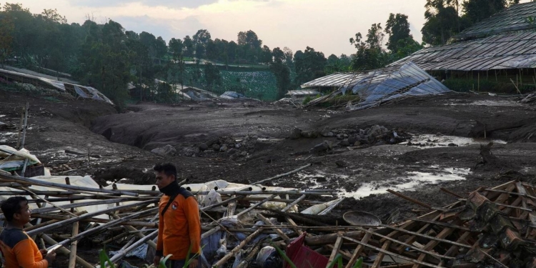 25 të vdekur pas rrëshqitjeve të dheut në Indonezi, dhjetëra persona të zhdukur