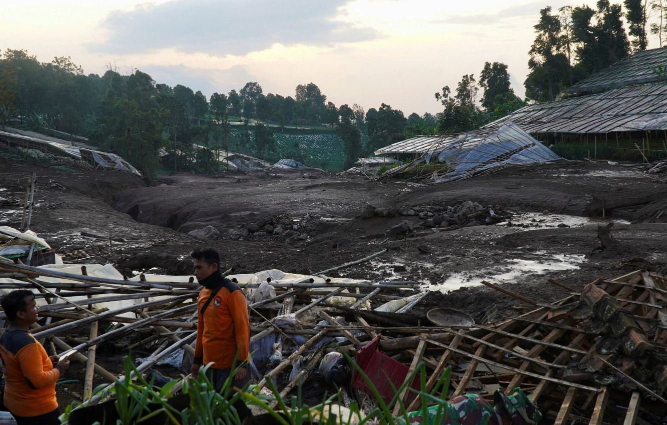 25 të vdekur pas rrëshqitjeve të dheut në Indonezi, dhjetëra persona të zhdukur