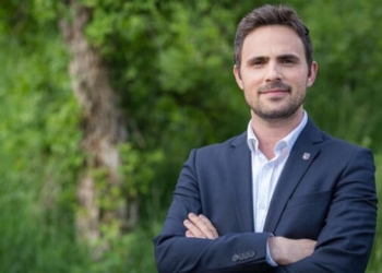 Deputeti shqiptar në Zvicër: Vjosa Osmani dhe burri i saj karrierën e kanë nga pagat e sektorit publik