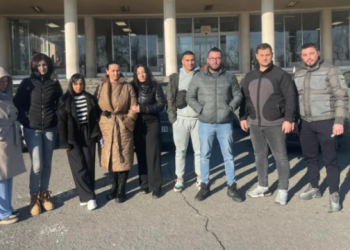 Një grup i serbëve të Kosovës protestojnë në Beograd, ankohen për punësimet e parregullta në institucione paralele