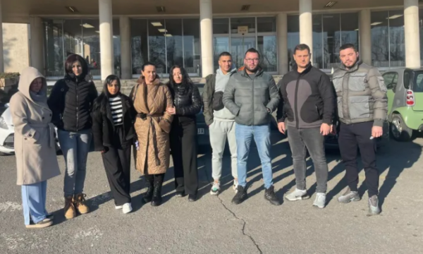 Një grup i serbëve të Kosovës protestojnë në Beograd, ankohen për punësimet e parregullta në institucione paralele