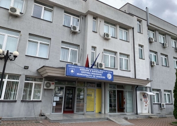 Vdes papritur një grua në oborrin e Komunës së Rahovecit – rasti në hetim nga Policia