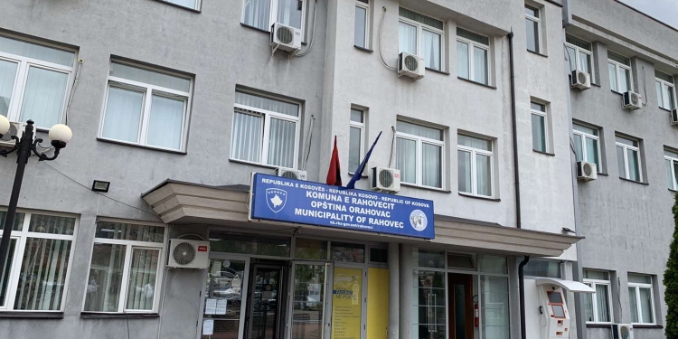 Vdes papritur një grua në oborrin e Komunës së Rahovecit – rasti në hetim nga Policia