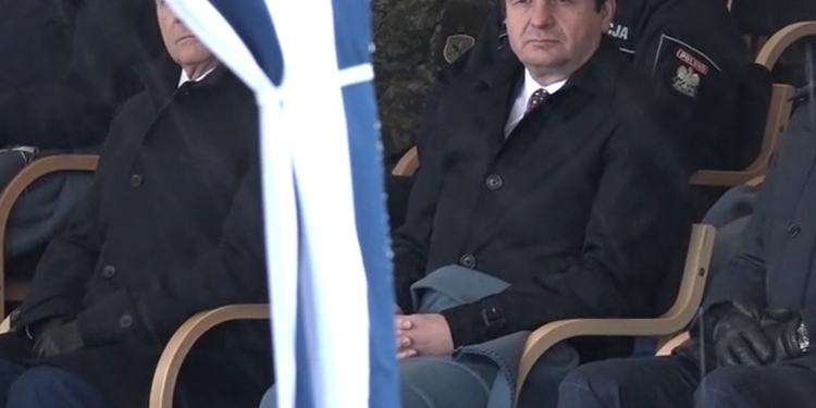 Rinia e PDK-së i “dhurojnë” Kurtit qebe e qirinj