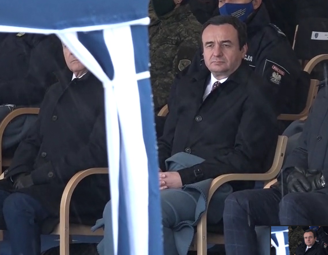 Rinia e PDK-së i “dhurojnë” Kurtit qebe e qirinj