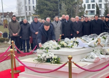 Abdixhiku bashkë me LDK-në bëjnë homazhe te varri i Ibrahim Rugovës
