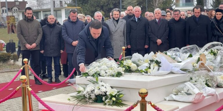 Abdixhiku bashkë me LDK-në bëjnë homazhe te varri i Ibrahim Rugovës