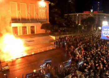 Tension para kryeministrisë në Tiranë, protestuesit hedhin molotov dhe gaz lotsjellës