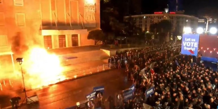 Tension para kryeministrisë në Tiranë, protestuesit hedhin molotov dhe gaz lotsjellës