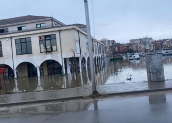 “Disa lumenj e përrenj kanë dalë nga shtretërit” – IHMK paralajmëron vërshime të tjera pas reshjeve të pandërprera të shiut