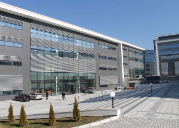 Raportohet se një i paraburgosur është hedhur nga kati i dytë i gjykatës, duke tentuar të arratiset