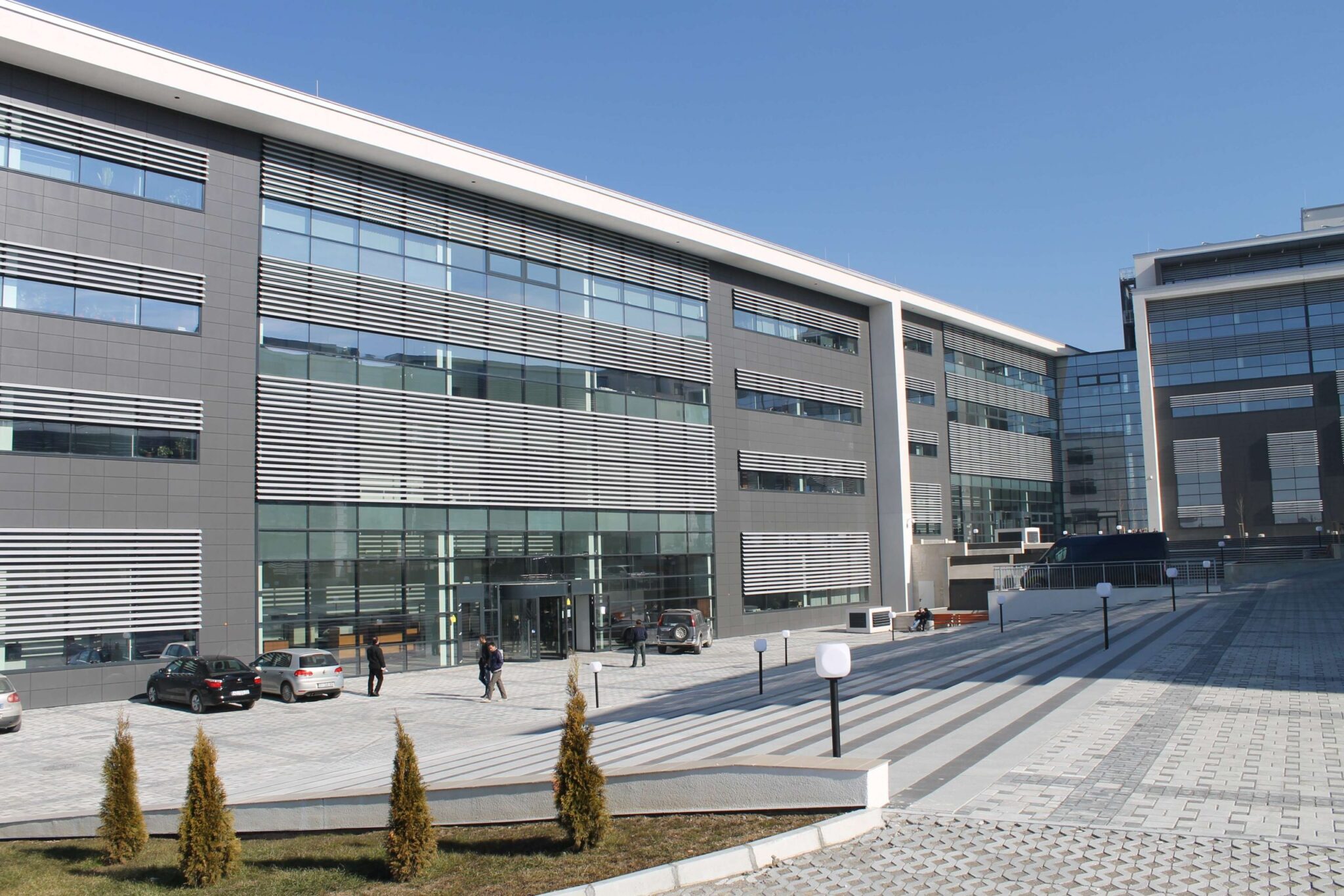 Raportohet se një i paraburgosur është hedhur nga kati i dytë i gjykatës, duke tentuar të arratiset