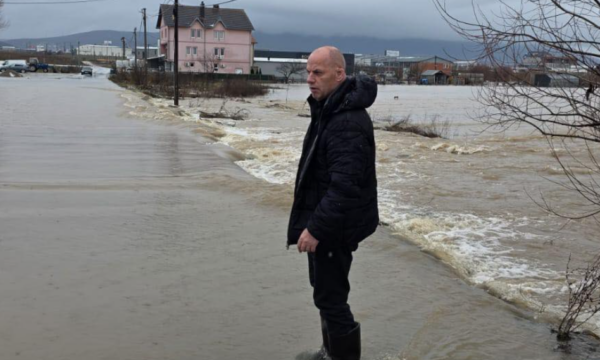 Vërshimet në Drenas: Lladrovci ngre alarmin, del me një apel për qytetarët