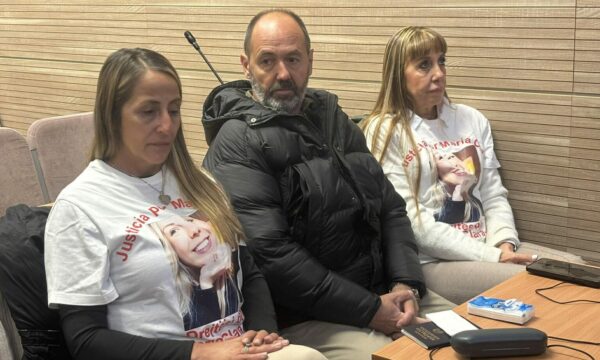 Fjala përfundimtare ndaj Endrit Nikës, familjarët e argjentinases vishen me bluza dedikuar asaj