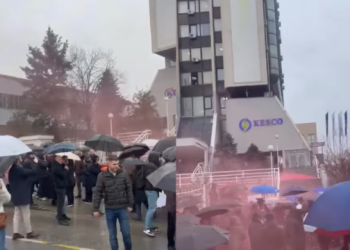 Protestuesit gjuajnë me ngjyrë të kuqe ndërtesën e KEDS-it: Nuk e durojmë më hajninë