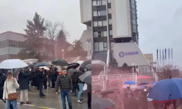 Protestuesit gjuajnë me ngjyrë të kuqe ndërtesën e KEDS-it: Nuk e durojmë më hajninë