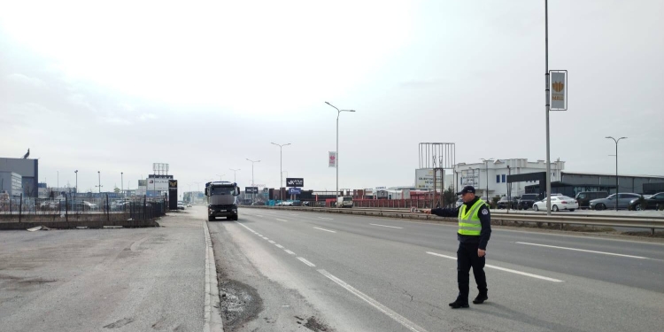 Policia paralajmëron javë të rreptë për kamionët e autobusët në trafik