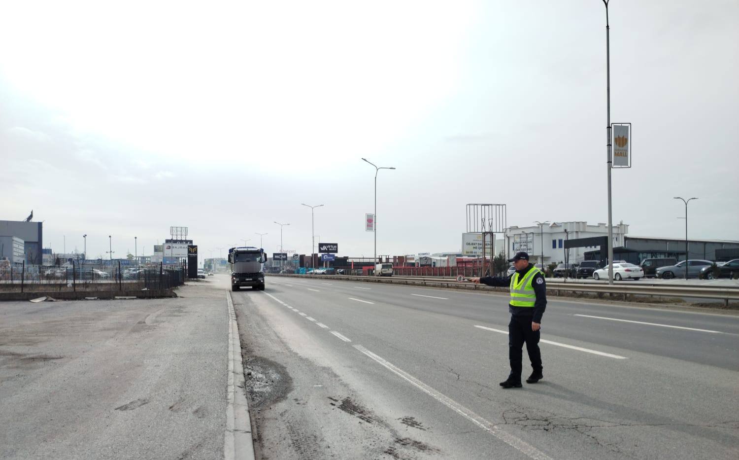 Policia paralajmëron javë të rreptë për kamionët e autobusët në trafik
