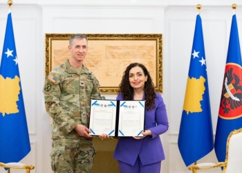Osmani në takim lamtumirës me komandantin amerikan, e mirëpret të riun