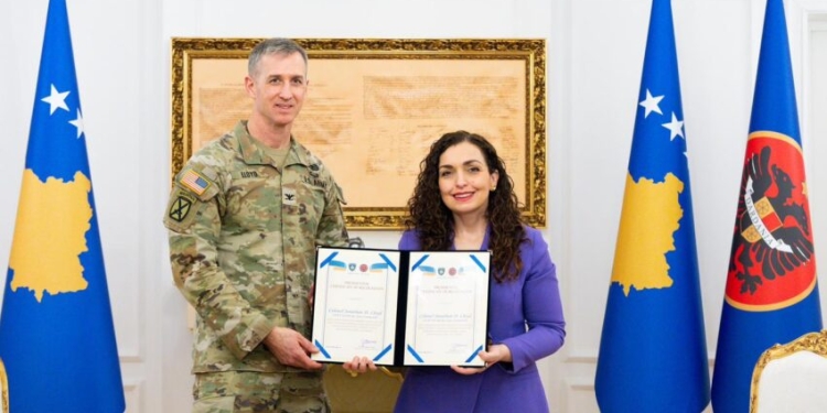 Osmani në takim lamtumirës me komandantin amerikan, e mirëpret të riun