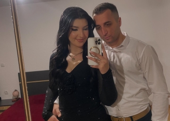 Vdes 25 vjeçarja e cila dyshohet se u plagos me armën e zjarrit të bashkëshortit polic
