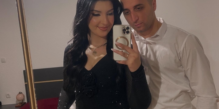 Vdes 25 vjeçarja e cila dyshohet se u plagos me armën e zjarrit të bashkëshortit polic