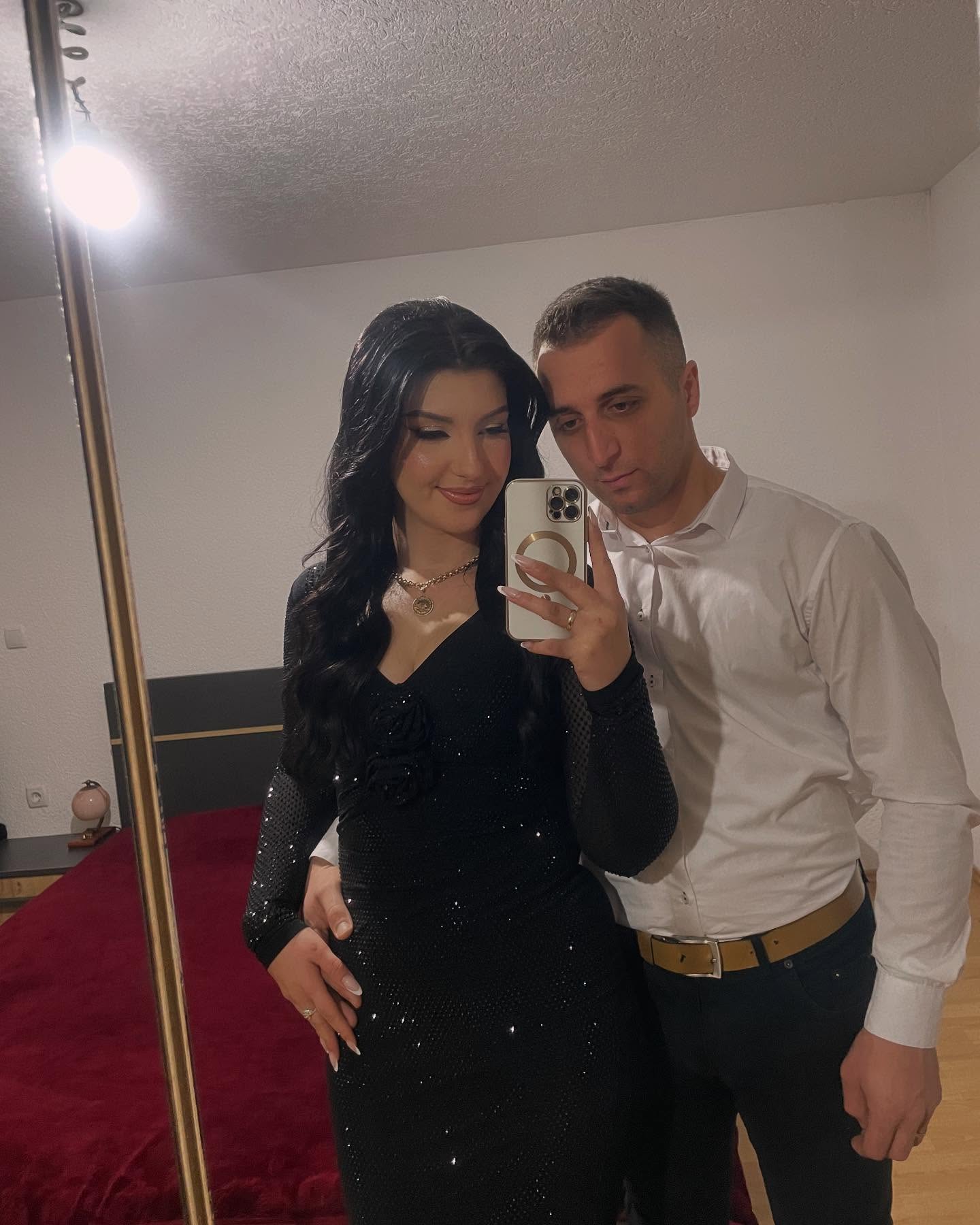 Vdes 25 vjeçarja e cila dyshohet se u plagos me armën e zjarrit të bashkëshortit polic