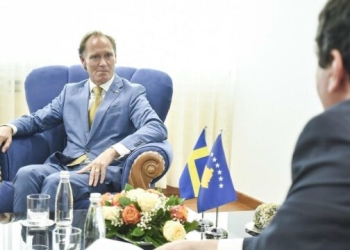 Ambasadori suedez i përgjigjet Kurtit: Integrimi i arsimit e shëndetësisë serbe në sistemin e Kosovës përmes dialogut të Brukselit