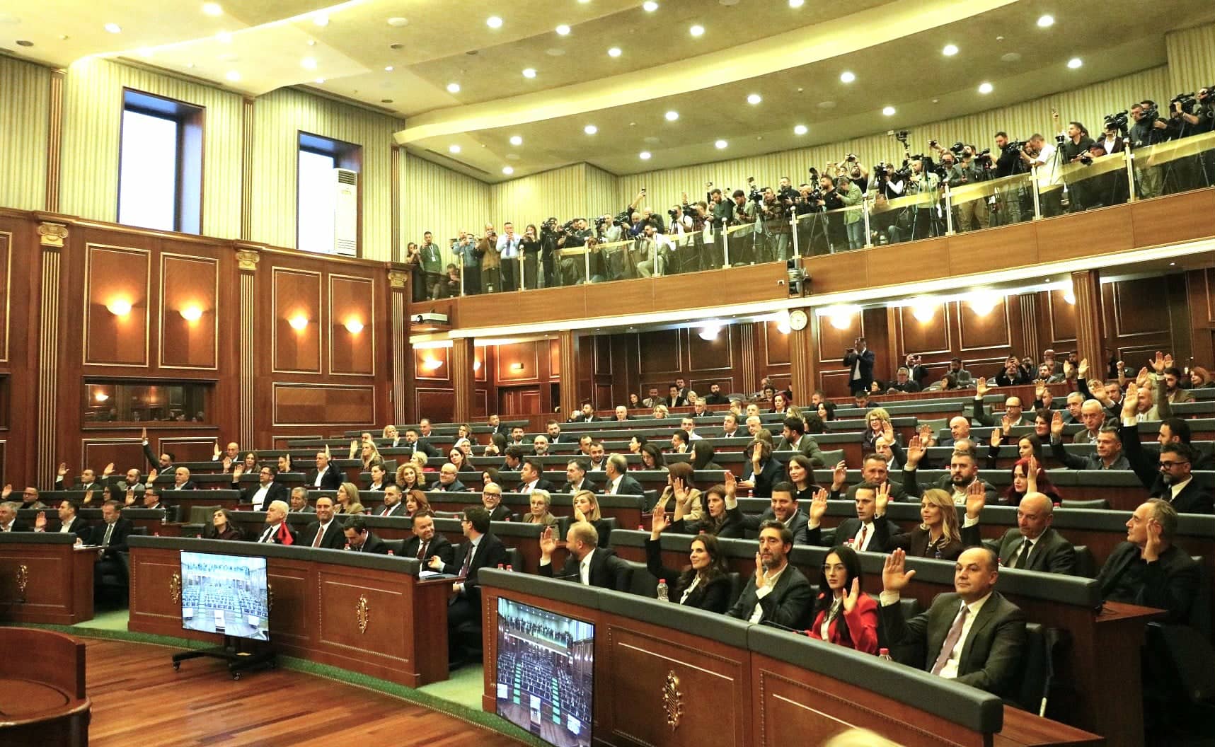 Zgjidhen nënkryetarët e Kuvendit, kostituohet Kuvendi