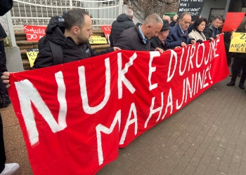 Eskalon protesta, policia arreston një të moshuar/VIDEO
