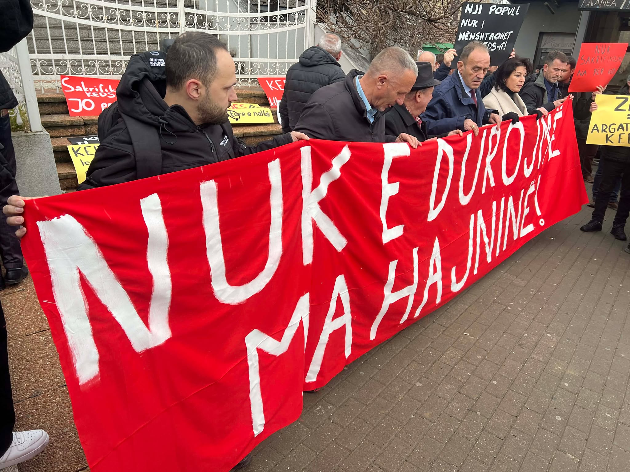 Eskalon protesta, policia arreston një të moshuar/VIDEO