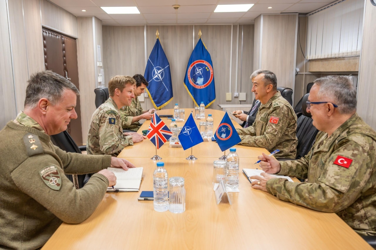 Komandanti i KFOR-it pret në takim gjeneralin britanik, flasin për sigurinë në Kosovë