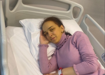 Para tetë vitesh vëllai ia dhuroi mëlçinë, tash edhe nëna: 22-vjeçarja nga Malisheva në gjendje të rënduar shëndetësore