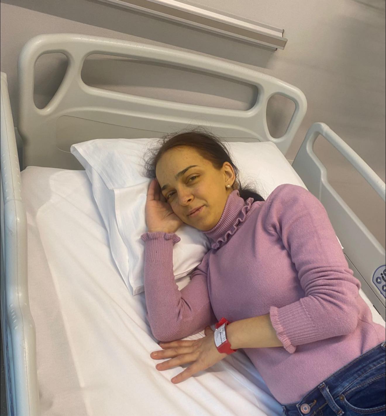 Para tetë vitesh vëllai ia dhuroi mëlçinë, tash edhe nëna: 22-vjeçarja nga Malisheva në gjendje të rënduar shëndetësore