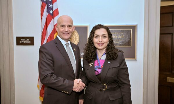 Presidenca e nxjerr letrën “mbështetëse” që kongresmeni Self ia çoi pas zgjedhjeve