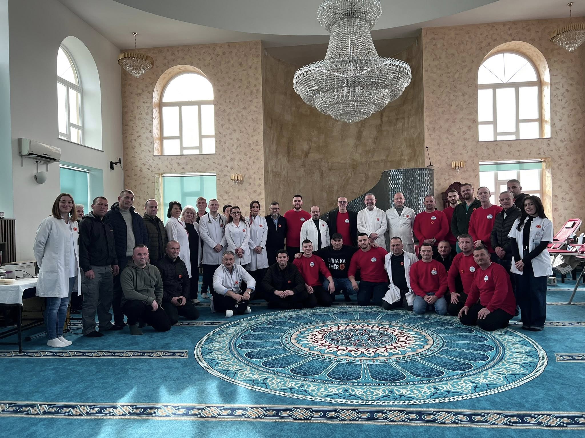 Ky aktivitet i bërë në Xhaminë në Lipjan për nder të Pavarsisë thyen rekord të ri, mbledh mbi 270 doza gjak