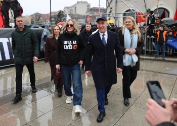 Ramush Haradinaj u shfaq në marsh me kapelë të ‘Departamentit amerikan të Luftës’